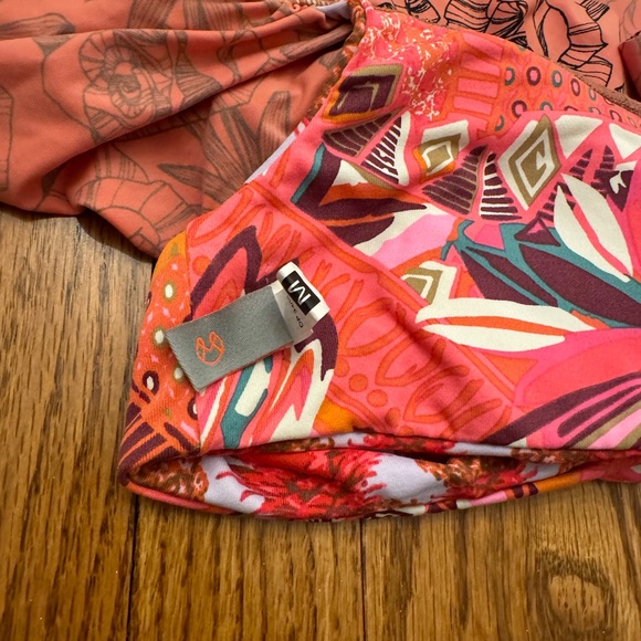 Maaji off shoulder bikini top. Great used condition. Size medium - Picture 2 of 4